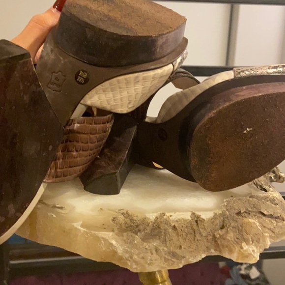 BCBGmaxazria snakeskin heels fits like 8.5 - Picture 3 of 6